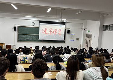 外国语学院党总支组织2025级新生观看红色教育电影