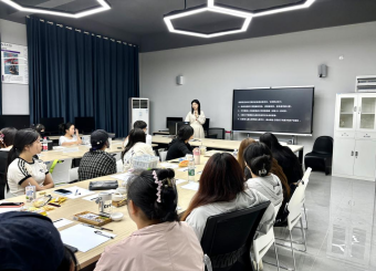 一线设计师进课堂｜艺术学院邀请了安徽涂东抹西教育咨询有限公司的总监闵飞开展讲座