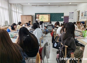 艺术学院召开学术讲座：中国没骨花鸟画赏析与技法表现