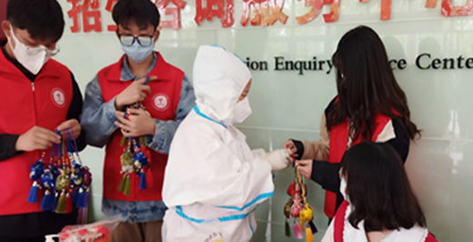 药学院学子自制防疫香囊赠校园坚守者