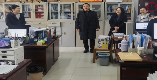 校领导进药学院走访团拜送温暖